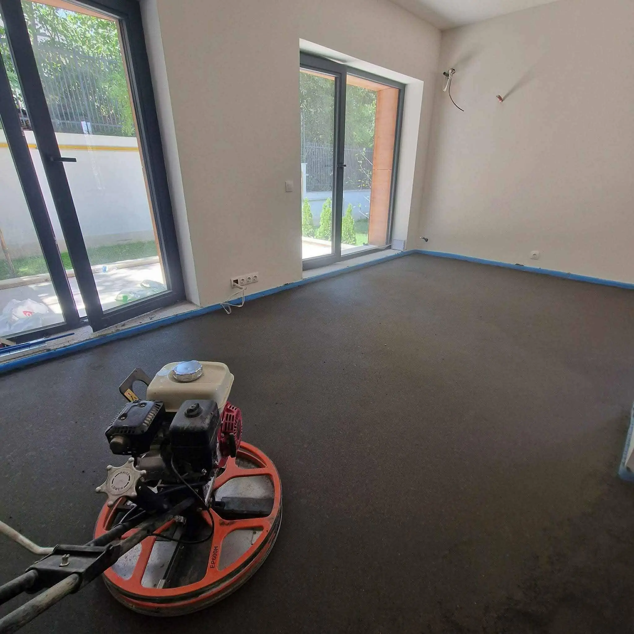 Подова замазка и изравнена основа за нова настилка